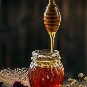 Rauwe honing om Jun-thee te maken